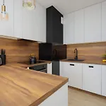 Apartment In With Parking, Bathtub And Desk For Remote Work By Renters