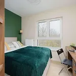 In With Parking, Bathtub And Desk For Remote Work By Renters Warschau