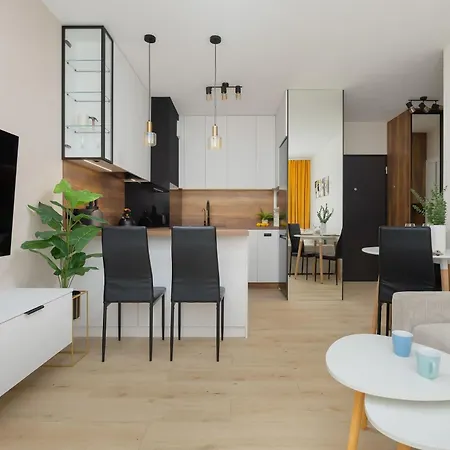 In With Parking, Bathtub And Desk For Remote Work By Renters Apartament *