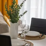 In With Parking, Bathtub And Desk For Remote Work By Renters Varšava
