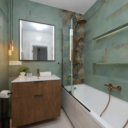 In With Parking, Bathtub And Desk For Remote Work By Renters Варшава