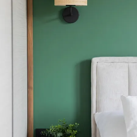 Apartment In With Parking, Bathtub And Desk For Remote Work By Renters *