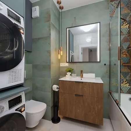 Apartment In With Parking, Bathtub And Desk For Remote Work By Renters Warschau