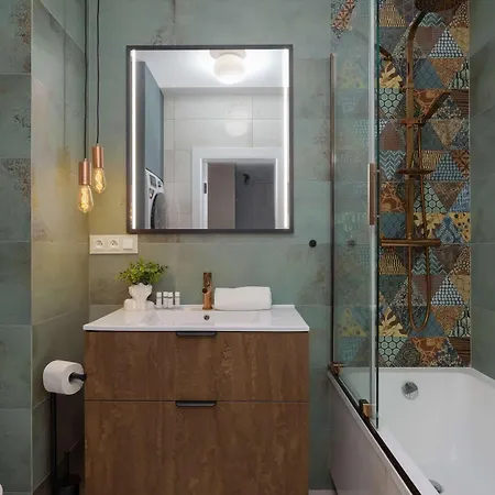 Апартаменты In With Parking, Bathtub And Desk For Remote Work By Renters Варшава