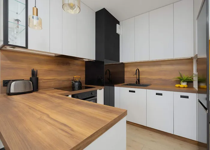 شقة In With Parking, Bathtub And Desk For Remote Work By Renters