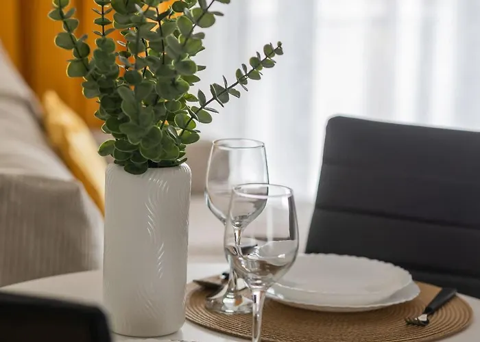 In With Parking, Bathtub And Desk For Remote Work By Renters وارسو