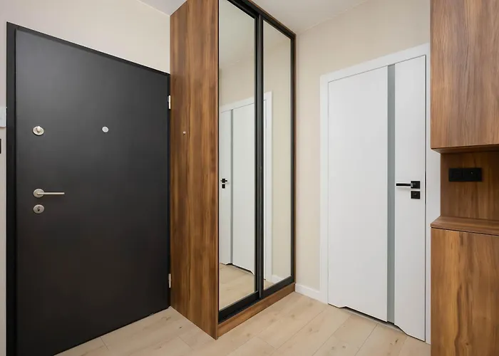 In With Parking, Bathtub And Desk For Remote Work By Renters * وارسو