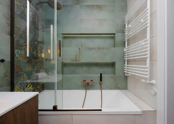 In With Parking, Bathtub And Desk For Remote Work By Renters شقة