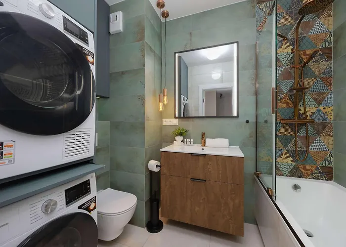 شقة In With Parking, Bathtub And Desk For Remote Work By Renters وارسو