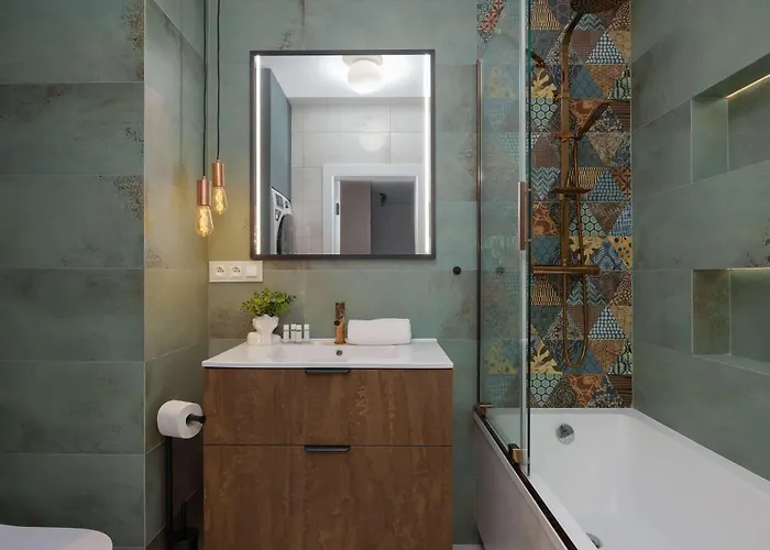 شقة In With Parking, Bathtub And Desk For Remote Work By Renters وارسو