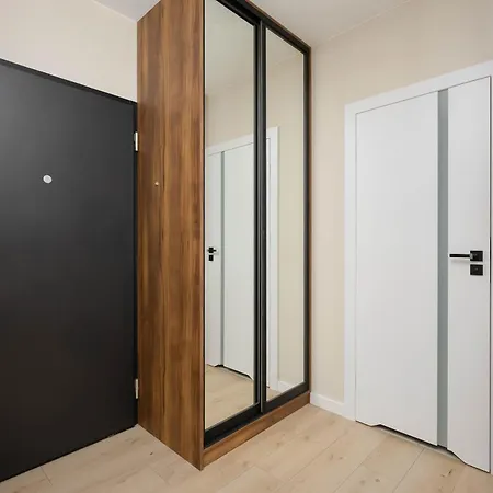 In With Parking, Bathtub And Desk For Remote Work By Renters * Βαρσοβία