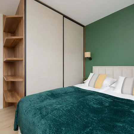 In With Parking, Bathtub And Desk For Remote Work By Renters *